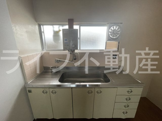東大阪市山手町貸家のキッチン|コンパクトなキッチンで掃除もラクラク