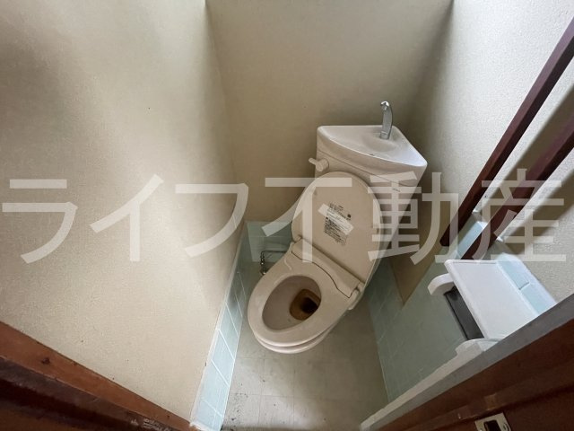 東大阪市山手町貸家のトイレ|ゆったりとした空間のトイレです