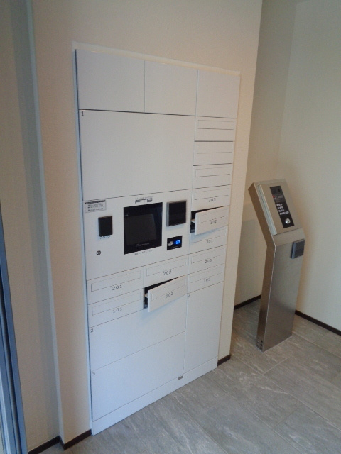 鎌倉市長谷１丁目の賃貸マンションのロビー|便利な宅配ＢＯＸ設置済