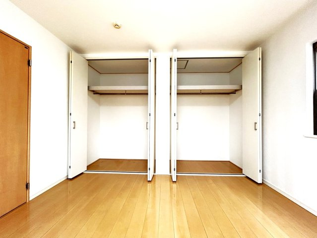 ◆リフォーム済みの美宅◆敷地広々６０坪超え◆全居室６帖以上のゆったり４LDK◆綴喜郡宇治田原町緑苑坂の洋室|洋室　クローゼット