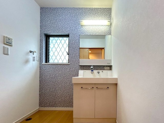 ◆リフォーム済みの美宅◆敷地広々６０坪超え◆全居室６帖以上のゆったり４LDK◆綴喜郡宇治田原町緑苑坂の独立洗面台|洗髪洗面化粧台