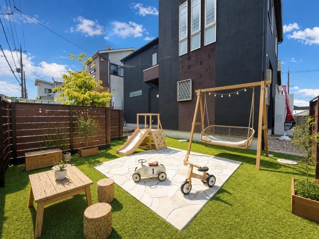 ◆リフォーム済みの美宅◆敷地広々６０坪超え◆全居室６帖以上のゆったり４LDK◆綴喜郡宇治田原町緑苑坂の庭|庭（家具家電照明の設置イメージ画像）