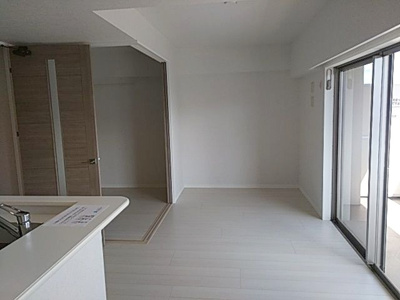 【居間・リビング】 | ネストピア博多グランドステージ | 別号室の写真になります。現況優先。