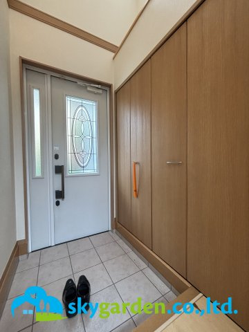 平塚市めぐみが丘1丁目　中古戸建の玄関