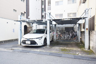 【駐車場】 | マンションの駐車場スペース。空きの有無や駐車料金、サイズ規定などについては、改めてお問い合わせください。～即日のご見学可能～　お問合せはお気軽にどうぞ。