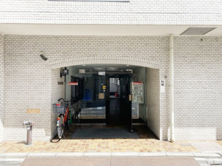 【エントランス】 | お客様を、そして住人を出迎えてくれるマンションのエントランス。ゴミが落ちていないことからも、管理状態の良さや住民の節度の高さが見て取れます。～即日のご見学可能～　お問合せはお気軽にどうぞ。
