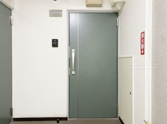 【その他共用部分】 | ダブルロック式の玄関ドアが皆様をお出迎え。お部屋のセキュリティの観点からも、うれしい設備ですね。玄関の色もシックで良い感じです。～即日のご見学可能～　お問合せはお気軽にどうぞ。
