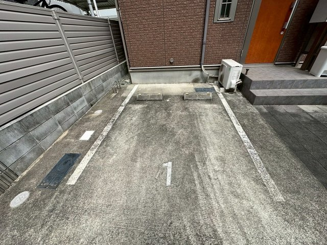ポンリーヴル新大阪の駐車場