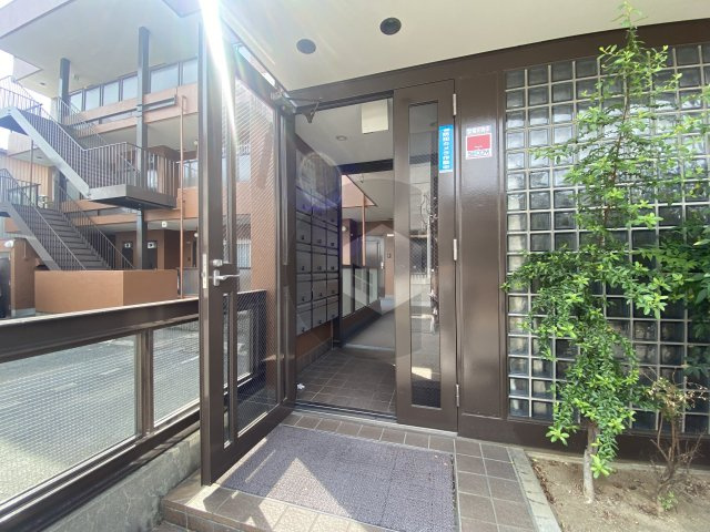 ニードハイツのエントランス