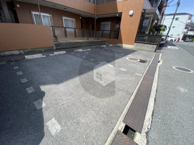 ニードハイツの駐車場