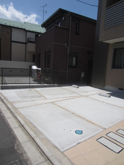 ジュナライズの駐車場