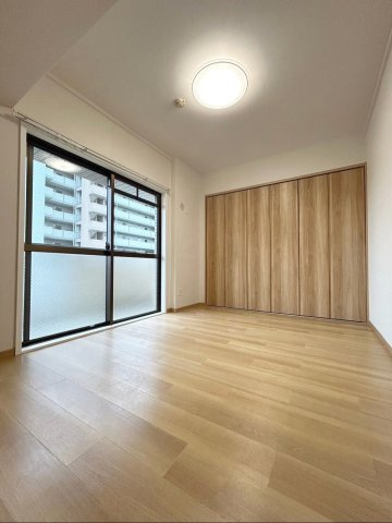 【洋室】 | グランピアマンション箱崎Ⅷ | バルコニー側の6帖の洋室。大きな窓があるので採光・通風に優れており心地よい空間です