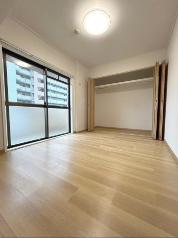 【洋室】 | グランピアマンション箱崎Ⅷ | 広々とした洋室は収納スペースがたっぷり！どんなお洒落さんでも安心の大容量収納が自慢です