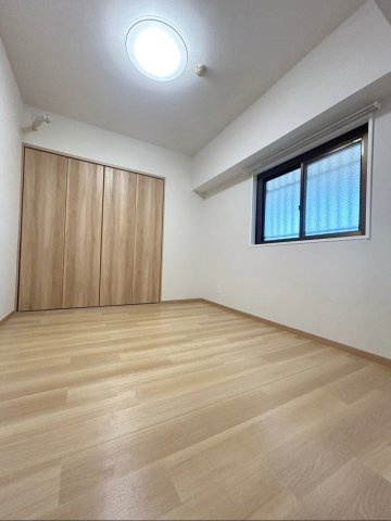 【洋室】 | グランピアマンション箱崎Ⅷ | キッチン横の6帖の洋室。居室である3部屋全てに窓があるのは嬉しいポイントです