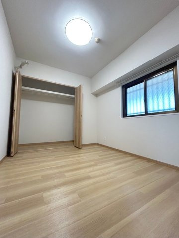 【洋室】 | グランピアマンション箱崎Ⅷ | 各部屋にはクローゼットを完備しています。収納が多いお家はすっきりして快適空間です