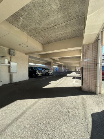 【駐車場】 | グランピアマンション箱崎Ⅷ | 敷地内駐車場に空きがあるのも嬉しいポイント！ 屋根付きで愛車をしっかり保護してくれます