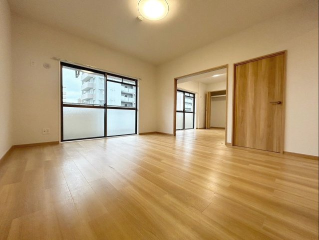 【居間・リビング】 | グランピアマンション箱崎Ⅷ | 大きな窓で明るいLDKはご家族の団らんの場にピッタリ。隣りの洋室とつなげて広く使うこともできます