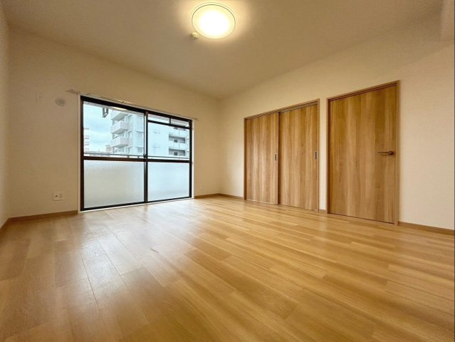 【居間・リビング】 | グランピアマンション箱崎Ⅷ | リビングは広く落ち着く空間になっており、お好きなレイアウトを楽しめます