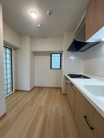 【キッチン】 | グランピアマンション箱崎Ⅷ | キッチンに窓があるので手元が明るく、楽しくお料理ができそうです