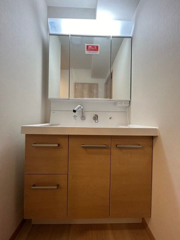 【独立洗面台】 | グランピアマンション箱崎Ⅷ | 三面鏡裏収納付で、散らかりがちな洗面回りもすっきりと片付きます