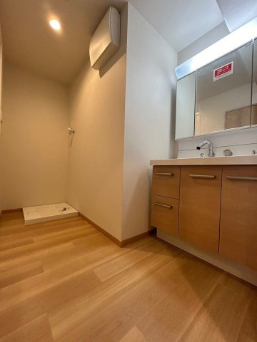 【脱衣所】 | グランピアマンション箱崎Ⅷ | 洗面スペース広め。 洗濯機のほかに収納家具も置けそうです