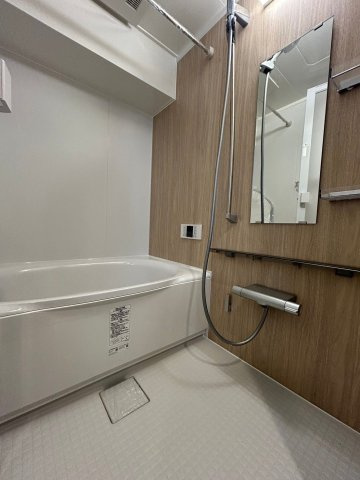 【浴室】 | グランピアマンション箱崎Ⅷ | 雨の日でも洗濯に困らない浴室乾燥機、いつでも暖かいお風呂に入れる追い焚き機能付