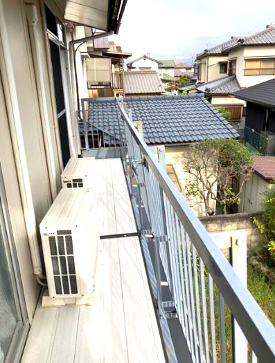 久米窪田町中古戸建のバルコニー|外からの目が気にならないバルコニーで洗濯物が干せます