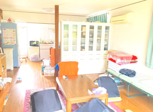 久米窪田町中古戸建の居間・リビング|ゆったりとしたリビングです