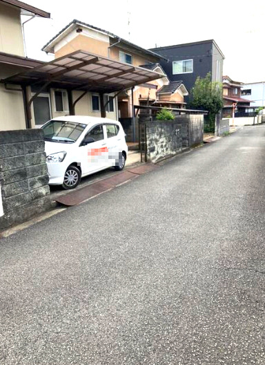 久米窪田町中古戸建の駐車場|駐車場に車を止められます
