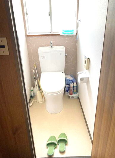 久米窪田町中古戸建のトイレ|コンパクトで使いやすいトイレです