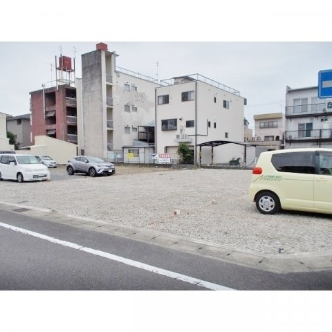 雲井町篠田ガレージの駐車場