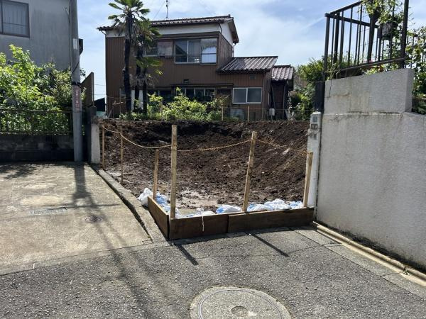 【前面道路含む現地写真】 | 北西側道路は通り抜けできませんので、小さなお子様がいるご家庭も安心です。
