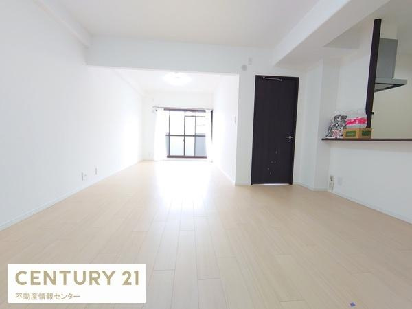 【居間・リビング】 | ハイネスヴェルデ大正館 | 南東向き日当りの良いリビング