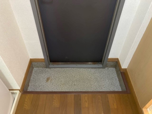 レオパレスマリンの玄関