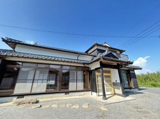 【外観】 | 内外装リフォーム済の中古住宅です。
外構の工事中です。