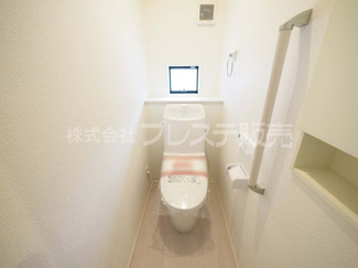 【トイレ】 | 現地写真（１階トイレ）温水洗浄便座を標準装備！