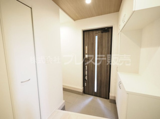 【玄関】 | 現地写真（玄関）電子ロック＆ディンプルキー！玄関収納・シューズクロークのある玄関です♪