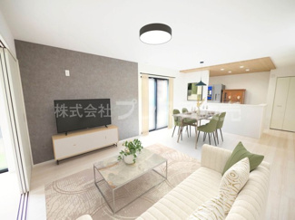 【居間・リビング】 | 現地写真（リビング）南側の広いお庭に面していますので、陽あたり良好です♪