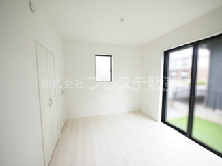 【洋室】 | 現地写真（１階洋室）南側の広いお庭に面していますので、陽あたり良好です♪