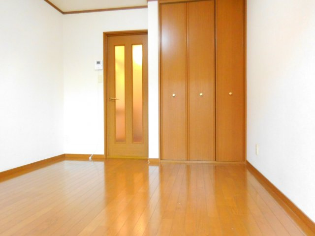 プリマ富田の洋室