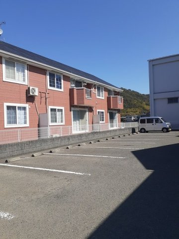 ポワンドゥ花梨Ⅱの駐車場|車をお持ちの方に嬉しい駐車場付きの物件です