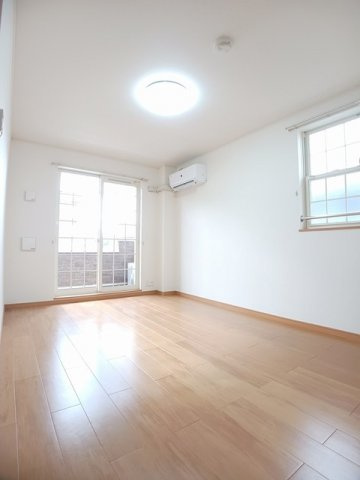 プレシャスコートＫ東松江Ⅰの居間・リビング