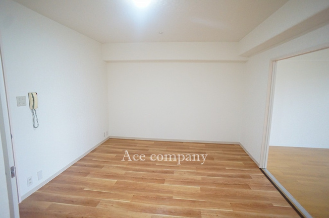 【居間・リビング】 | ユニハイム平野北 | 【LDK：約11.3帖】リビングと続き間の洋室を開放して、リビングの拡張ができます♪