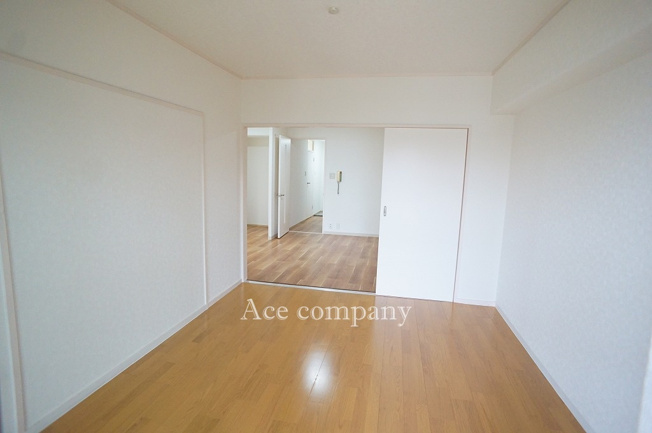 【内装】 | ユニハイム平野北 | 【洋室6.4帖】フローリング張替え済みです☆