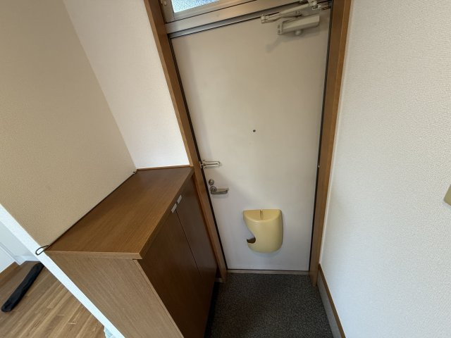 府中市紅葉丘３丁目のアパートの玄関