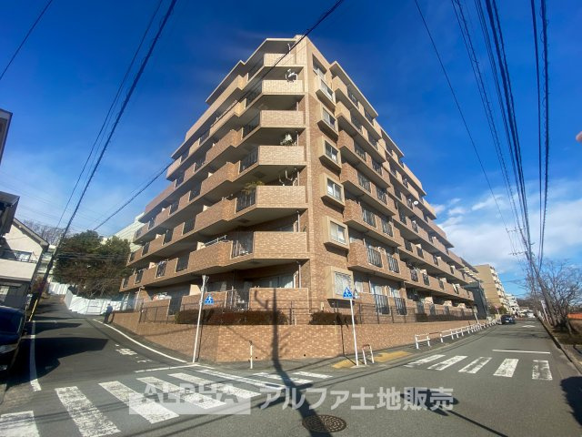 モナーク聖蹟桜ヶ丘の外観|穏やかな街並みに調和するブラウン系の外観デザイン。広々としたバルコニーが各住戸に設けられ、開放感あふれる暮らしを実現。住環境と利便性を兼ね備えた魅力的な住まい。