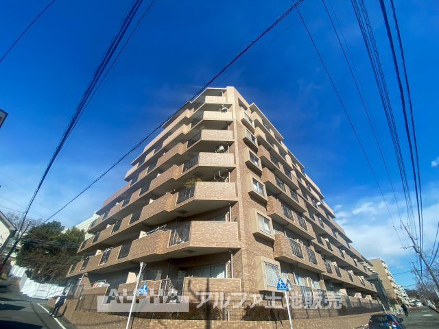モナーク聖蹟桜ヶ丘の外観|落ち着いた色調の外観が魅力のマンション。穏やかな住宅街に佇み、開放的なバルコニーが心地よい空間を演出します。都市の利便性と住環境の調和が叶う住まい。
