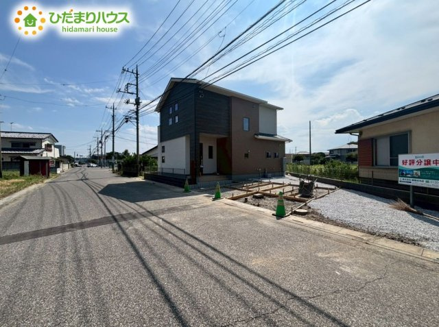 熊谷市小島　第1期　新築一戸建て　ワイウッドコート　01の前面道路含む現地写真|前面道路幅6ｍが以上あるので、車の出し入れもラクラク！
