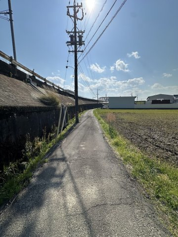 土地　茶屋新田の前面道路含む現地写真