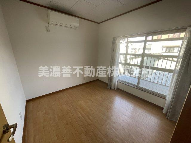 ６４８６８　岐阜市鏡島中古戸建ての洋室